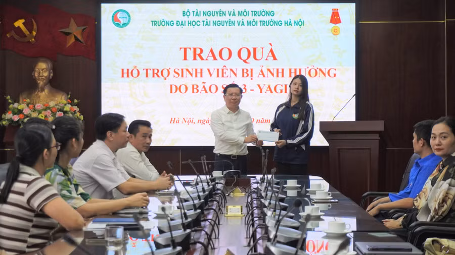 Trường Đại học Tài nguyên và Môi trường Hà Nội chung tay hỗ trợ sinh viên vượt qua khó khăn do cơn bão số 3 gây ra.