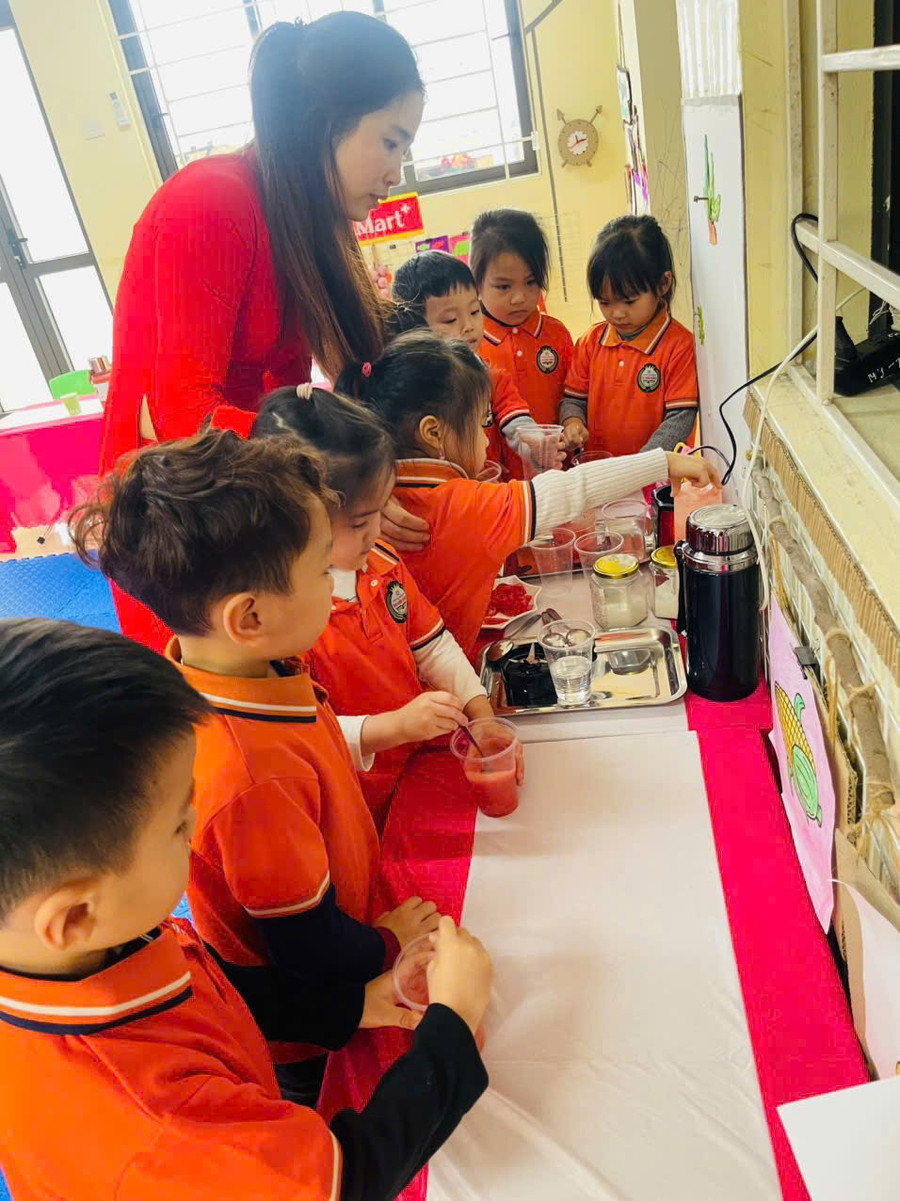 Chương trình giáo dục STEM vào giảng dạy và chăm sóc trẻ em. z6693090107292-b11f39127d8585942d0d5db09daa5fce.jpg