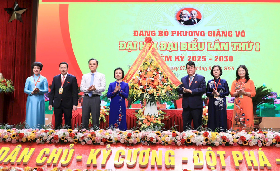 Lãnh đạo TP Hà Nội tặng hoa chúc mừng đại hội. Ảnh: Quang Thái.