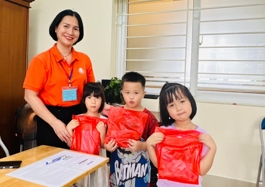 Trẻ đến cùng phụ huynh trong ngày đăng ký tuyển sinh bất ngờ nhận quà từ cô Hiệu trưởng.