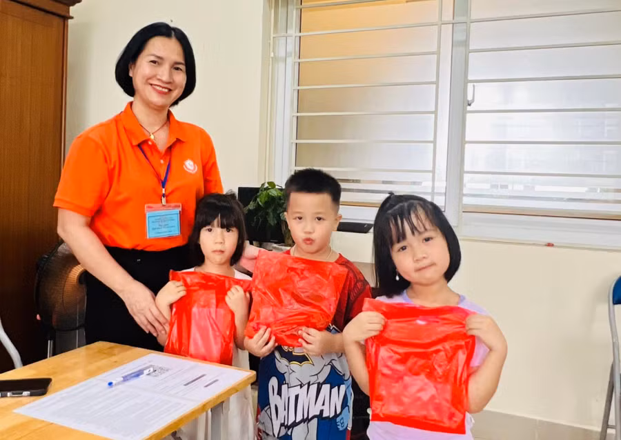 Trẻ đến cùng phụ huynh trong ngày đăng ký tuyển sinh bất ngờ nhận quà từ cô Hiệu trưởng.