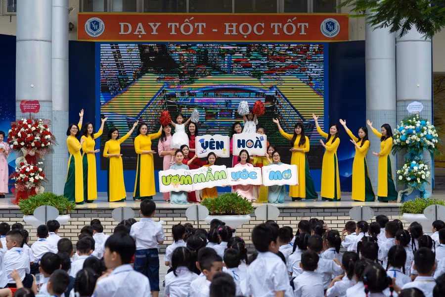 Cô giáo trường Tiểu học Yên Hòa chuẩn bị tiết mục văn nghệ chào đón học trò lớp 1.
