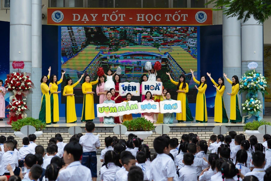 Cô giáo trường Tiểu học Yên Hòa chuẩn bị tiết mục văn nghệ chào đón học trò lớp 1.