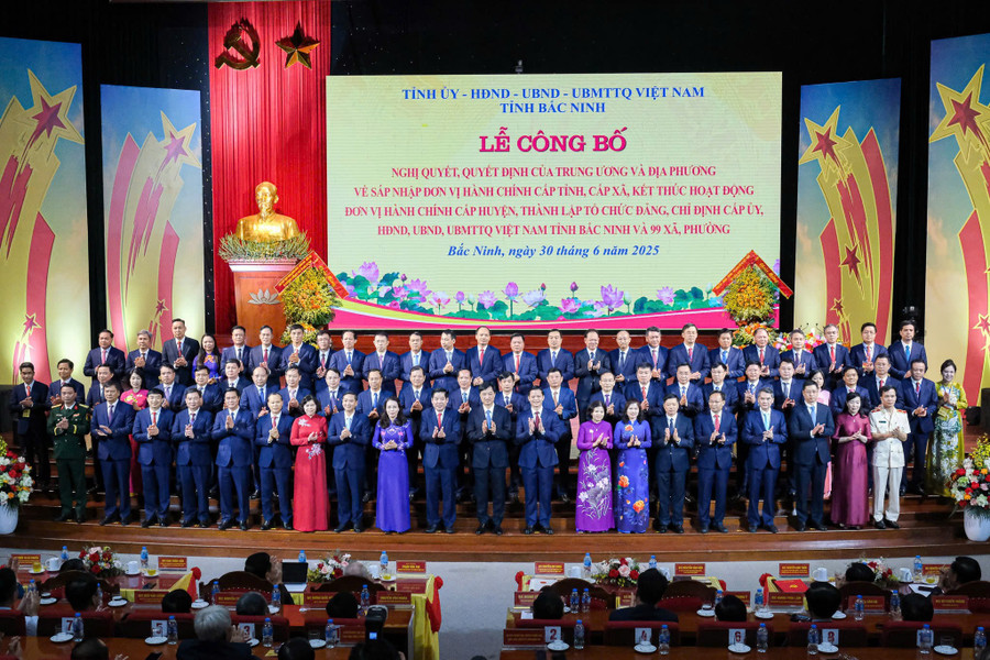 Đại biểu về dự và chụp ảnh tại buổi lễ. bn-2.jpg