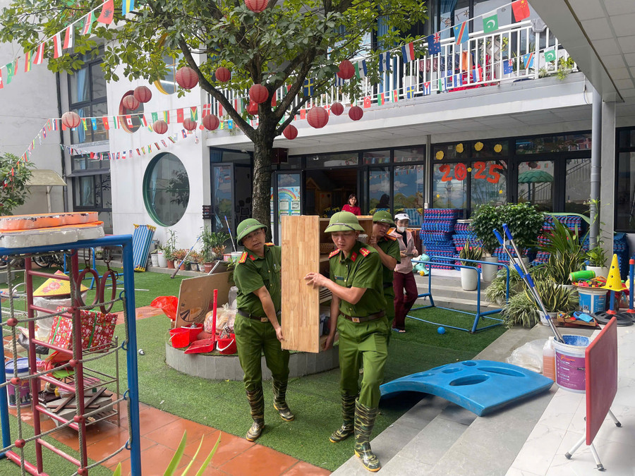 Công an hỗ trợ người dân, trường học tổ chức vệ sinh sau mưa lũ.