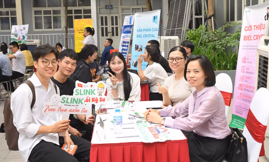 Đại diện doanh nghiệp tư vấn tuyển dụng cho sinh viên EPU.