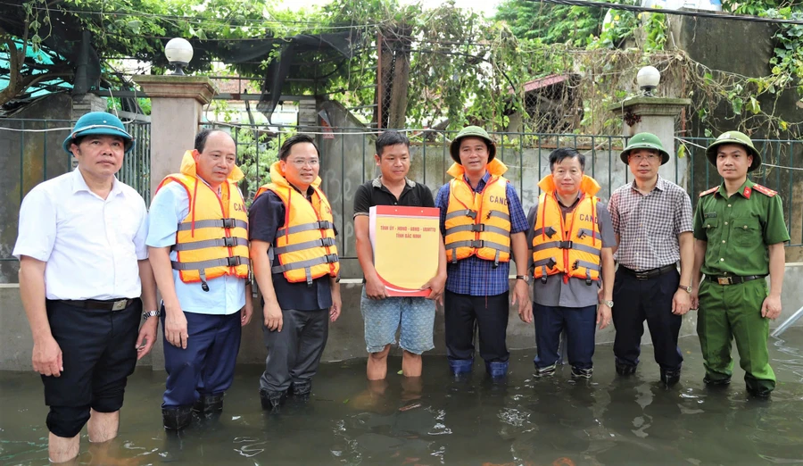 Bí thư Tỉnh uỷ Bắc Ninh tặng quà cho hộ anh Nguyễn Văn Quế, Giáo xứ Đồng Nhân, xã Hòa Tiến (huyện Yên Phong).