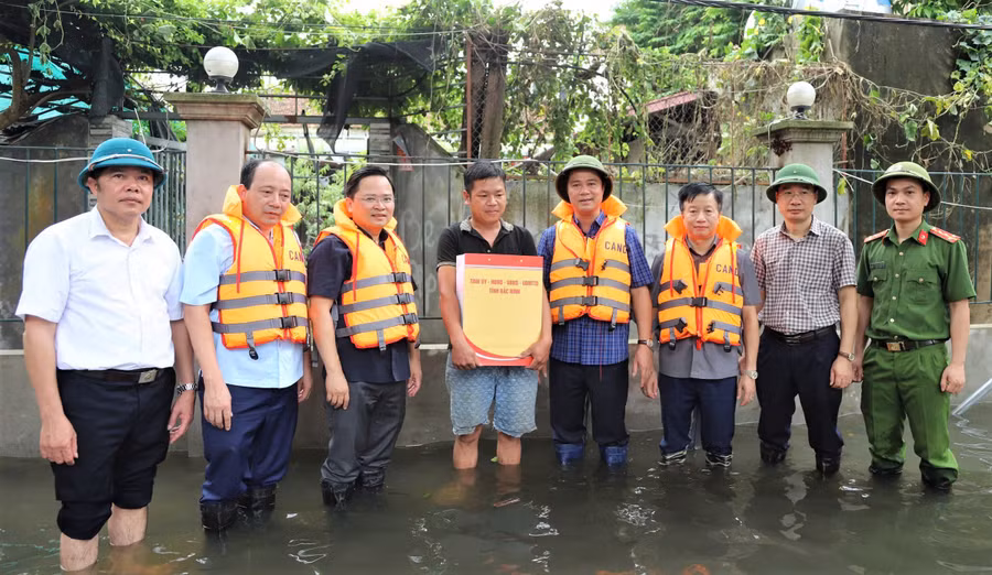 Bí thư Tỉnh uỷ Bắc Ninh tặng quà cho hộ anh Nguyễn Văn Quế, Giáo xứ Đồng Nhân, xã Hòa Tiến (huyện Yên Phong).