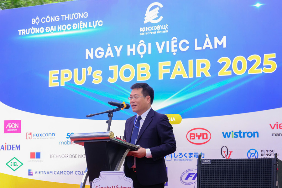 PGS.TS Nguyễn Lê Cường - Phó Hiệu trưởng Trường Đại học Điện lực phát biểu tại ngày hội. z6540284336669-628a22fe17127461040d478e7d5ba4de.jpg