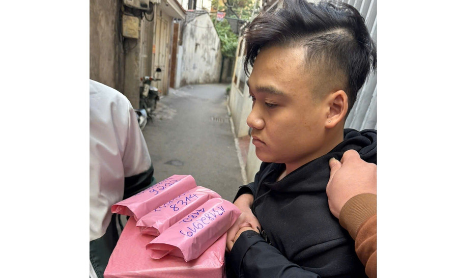 Nguyễn Công Oanh bị bắt quả tang trên đường giao hàng. Ảnh: C04.