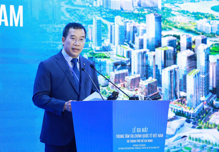 Ông Lưu Trung Thái, Chủ tịch Ngân hàng MB đón nhận Chứng nhận thành viên sáng lập Trung tâm tài chính quốc tế tại TP