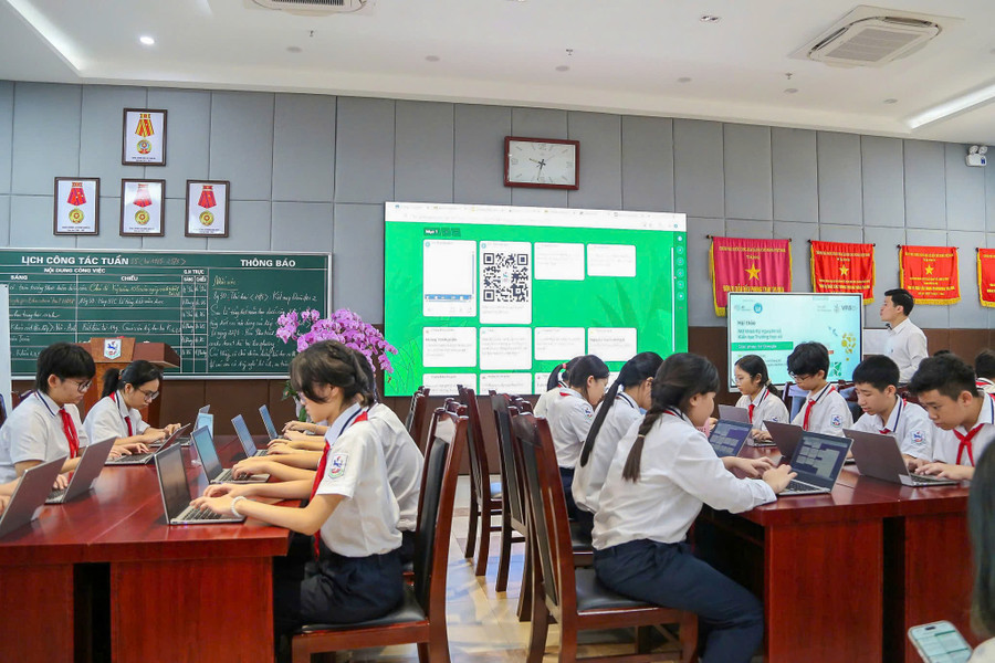 Học sinh tự tin học, làm bài tập giao lưu tại lớp học số. b-8.jpg