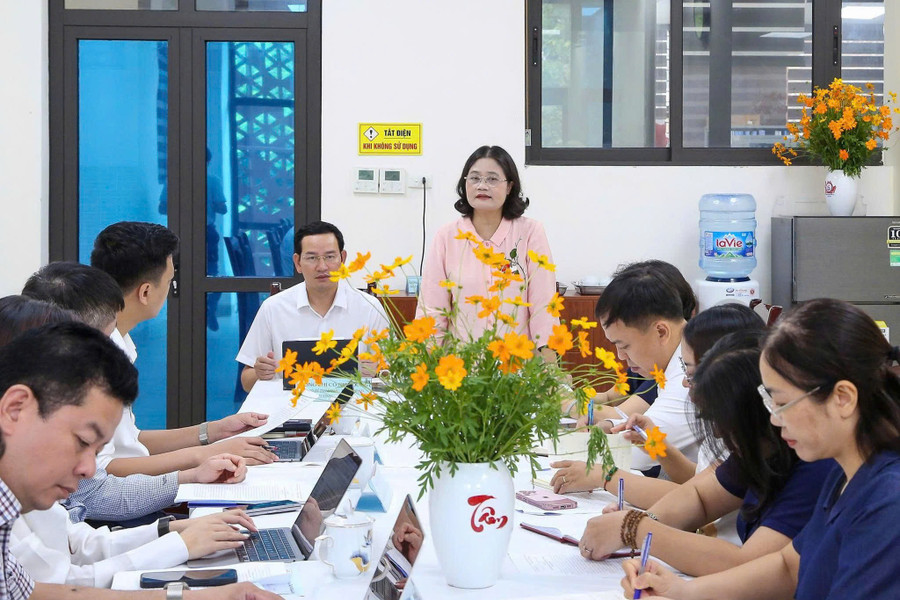 Bà Tô Thị Hải Yến - Hiệu trưởng Trường THCS Giảng Võ thông tin về lớp học số. y1.jpg