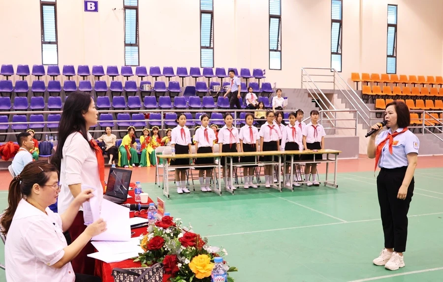 Phần trả lời câu hỏi của giáo viên Tổng phụ trách Đội đến từ Trường Tiểu học Đông Phong.