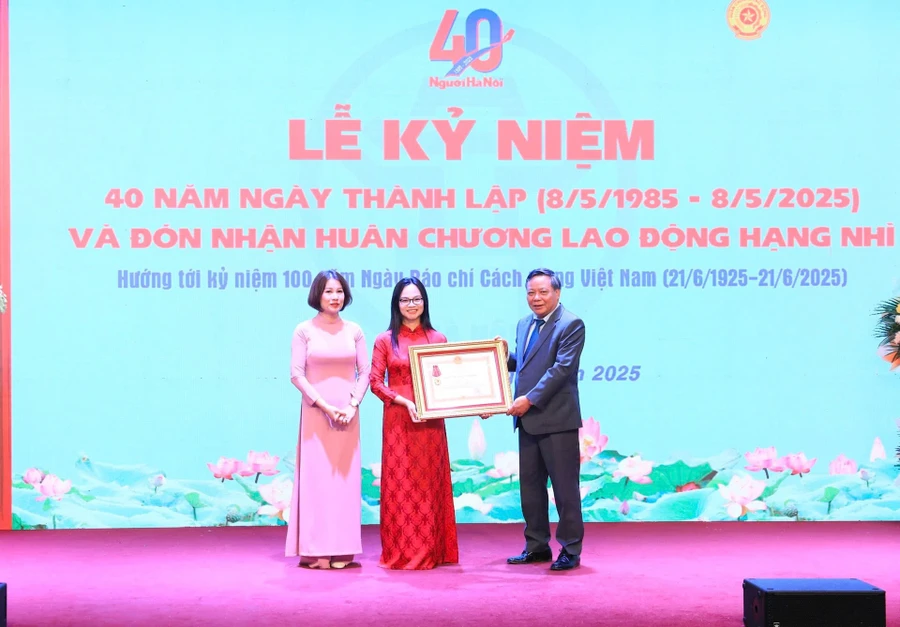 Thừa ủy quyền, Phó Bí thư Thường trực Thành ủy Hà Nội Nguyễn Văn Phong trao Huân chương Lao động hạng Nhì cho Tạp chí Người Hà Nội.
