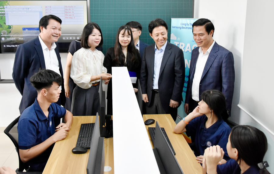 Đại biểu thăm quan phòng học "không gian số".