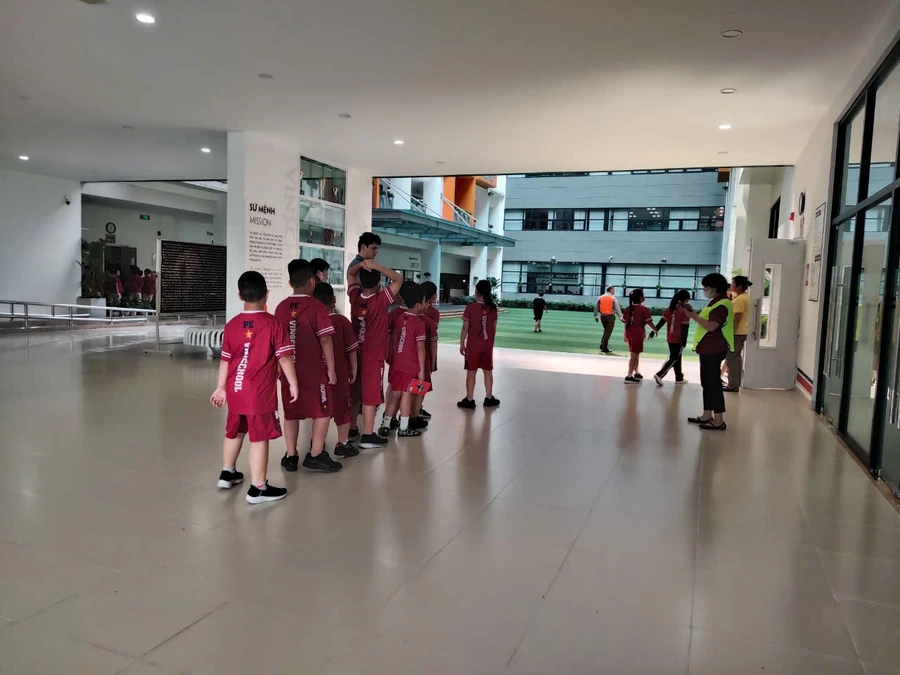 Cán bộ, giáo viên, nhân viên và học sinh trường Tiểu học Vinchool tham gia diễn tập.