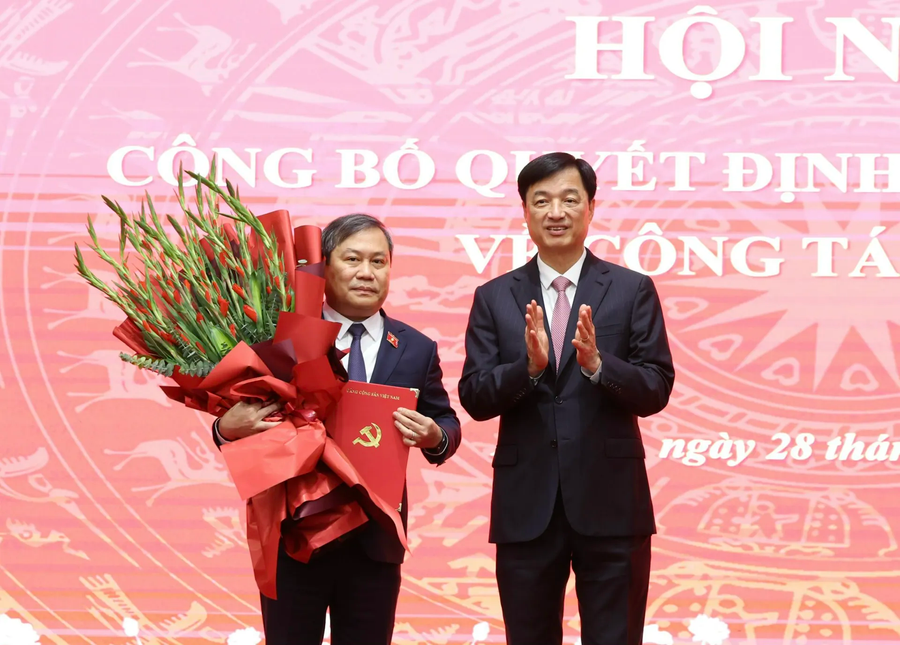 Bí thư Thành ủy Hà Nội Nguyễn Duy Ngọc trao quyết định và chúc mừng ông Vũ Đại Thắng.