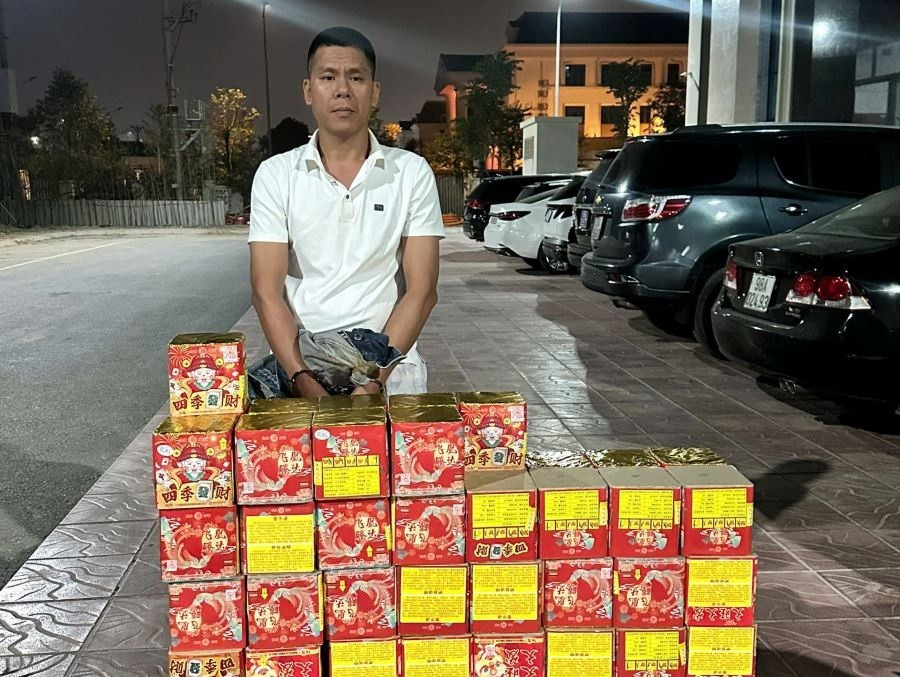 Nguyễn Văn Hường và tang vật pháo nổ.