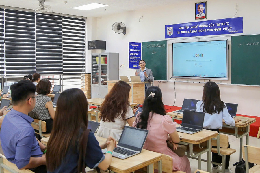 Cán bộ quản lý, giáo viên trải nghiệm các ứng dụng hệ sinh thái Google for Education trong mô hình Trường học số Google. b-10.jpg