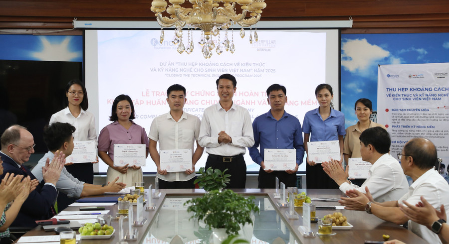 TS. Vũ Quang Khuê, Hiệu trưởng Trường Cao đẳng Công nghiệp Bắc Ninh trao chứng nhận và chúc mừng các giảng viên nhà trường hoàn thành khóa tập huấn. 1f2a9771.jpg