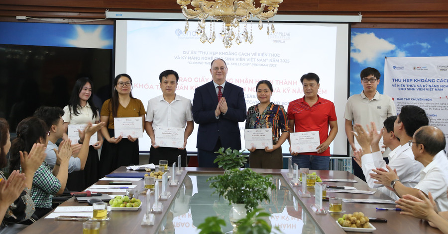 Ông Richard Bernhard, Trưởng đại diện của Kenan Foundation Asia tại Việt Nam trao giấy chứng nhận và chúc mừng các giảng viên hoàn thành khóa tập huấn. 1f2a9775.jpg
