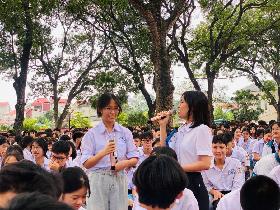 Học sinh giao lưu, đặt câu hỏi, được giải đáp về tác hại của ma túy. p3.jpg
