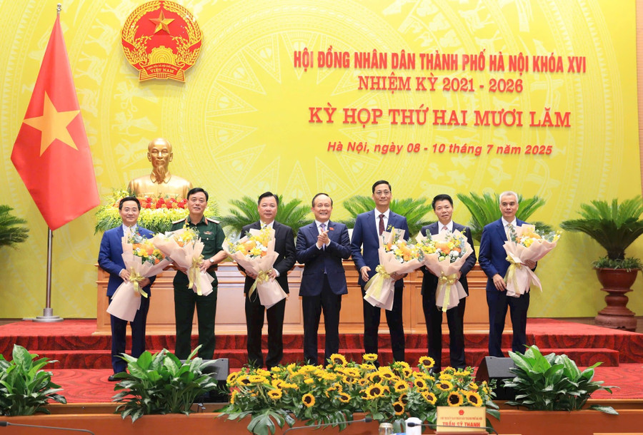 Chủ tịch HĐND TP Nguyễn Ngọc Tuấn tặng hoa chúc mừng các Uỷ viên UBND TP vừa được bầu.