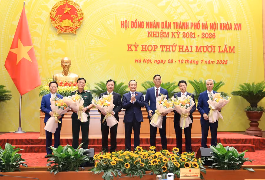 Chủ tịch HĐND TP Nguyễn Ngọc Tuấn tặng hoa chúc mừng các Uỷ viên UBND TP vừa được bầu.