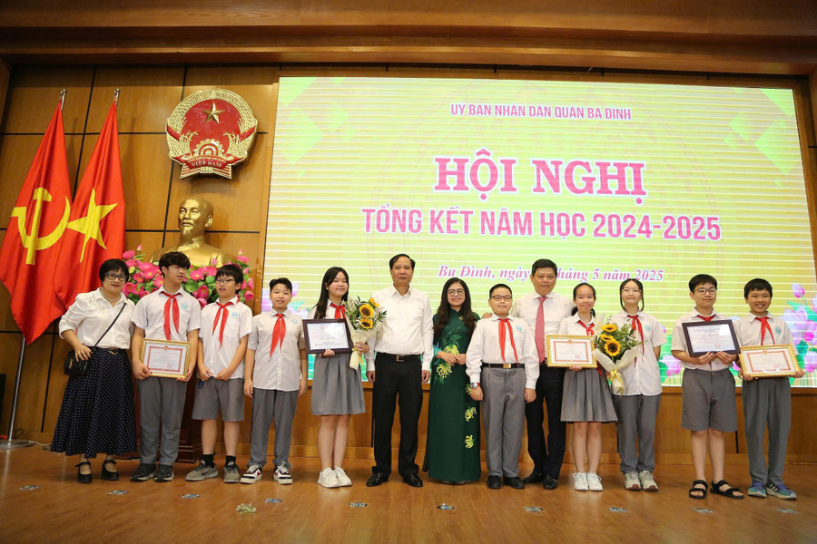 Lãnh đạo quận Ba Đình chúc mừng các em học sinh Trường THCS Giảng Võ 2. d-12.jpg