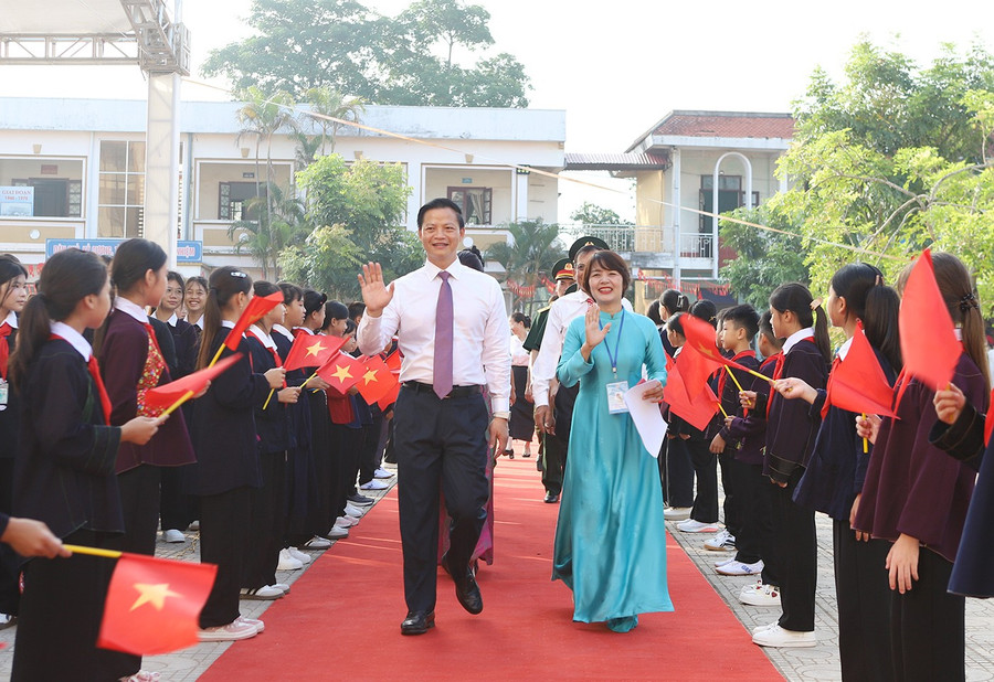 Chủ tịch UBND tỉnh Bắc Ninh Vương Quốc Tuấn và các đại biểu dự Lễ khai giảng tại Trường Dân tộc nội trú THCS và THPT Nguyễn Tất Thành. t1.jpg