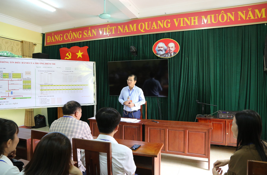Ông Phan Thế Tuấn, Phó Chủ tịch UBND tỉnh Bắc Giang nhắc nhở các bạn bộ làm nhiệm vụ thi về công tác an ninh, an toàn. 1f2a3896.jpg