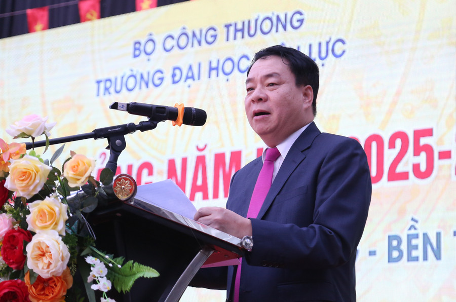 PGS. TS. Vũ Đình Ngọ, Chủ tịch Hội đồng Trường Đại học Điện lực chia sẻ với sinh viên tại lễ khai giảng. untitled-6602.jpg