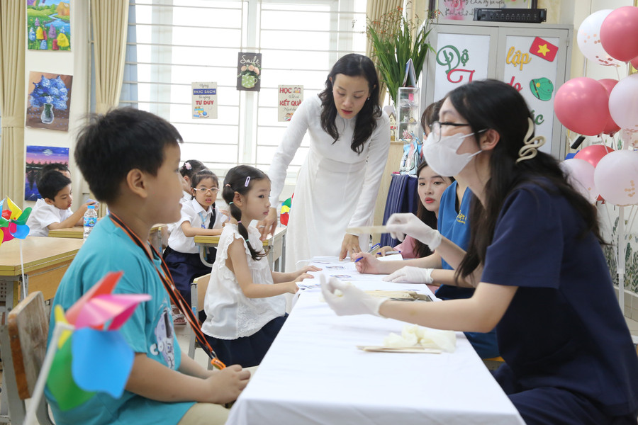 Nhà khoa quốc tế Việt Xô thăm khám răng cho học sinh Trường Tiểu học Yên Hòa. y-15.jpg