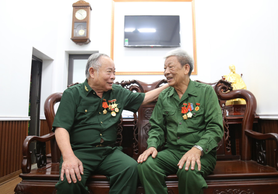 Nhà giáo Đỗ Thành Ý (trái) vui mừng hội ngộ ông Đồng Duy Điệp, ân nhân cứu mạng trong chiến trường. 
