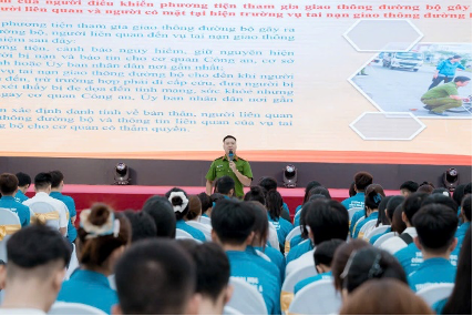 Báo cáo viên Công an phường Xuân Phương chia sẻ những kiến thức bổ ích