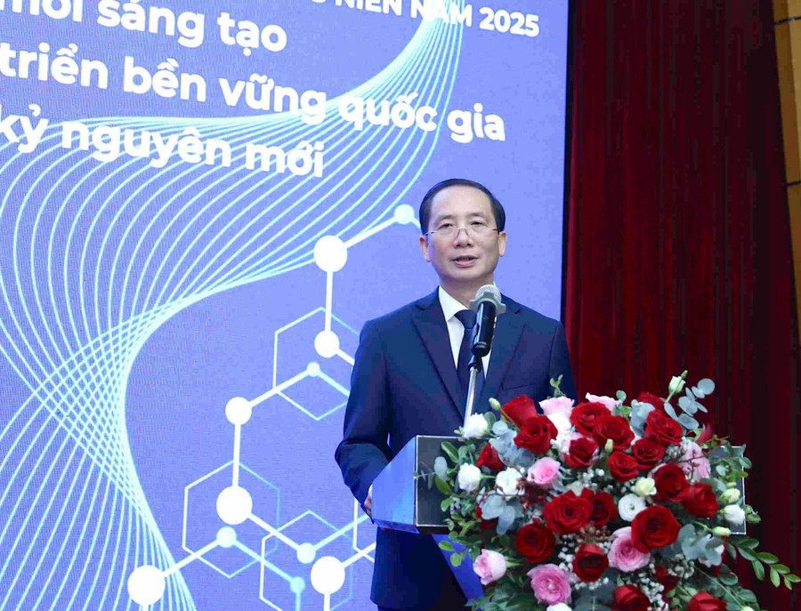 PGS.TS. Nguyễn Bá Chiến, Giám đốc Học viện Hành chính và Quản trị công phát biểu đề dẫn diễn đàn. c7.jpg