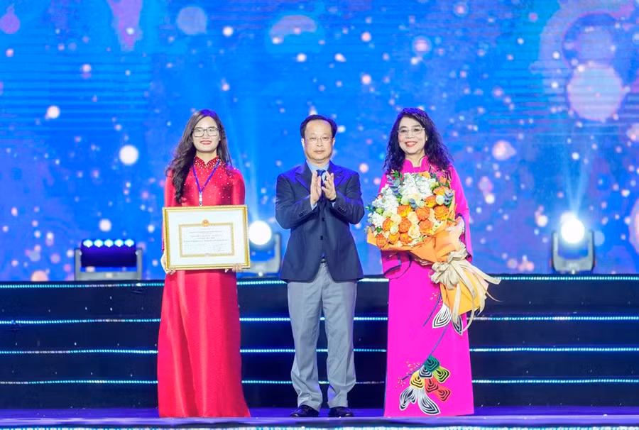 Giám đốc Sở GD&ĐT Hà Nội Trần Thế Cương trao khen thưởng cho Hệ thống Trường liên cấp Newton.