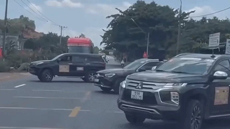 Ô tô chắn ngang Quốc lộ 20 để “mở đường” cho đoàn xe doanh nhân đi qua ở tỉnh Lâm Đồng. Ảnh: MXH chan-xe-1746342491931.jpg