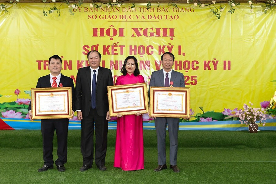 Thừa ủy quyền Chủ tịch nước, ông Tạ Việt Hùng – Giám đốc Sở GD&ĐT trao tặng Huân chương Lao động hạng Ba cho các cá nhân có thành tích tiêu biểu, xuất sắc của ngành giáo dục. 1737215642709-20250117sk5.jpg