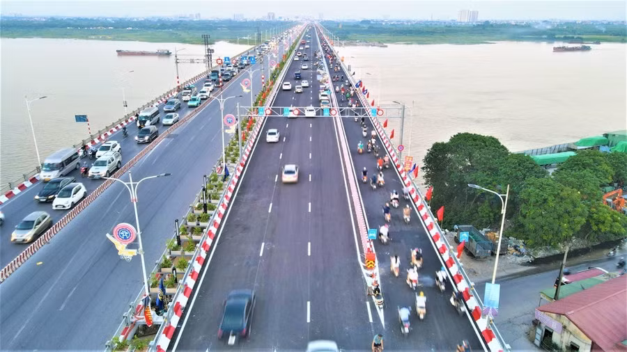 Một góc mặt cầu Vĩnh Tuy giai đoạn 2 theo hướng từ Hai Bà Trưng đi Long Biên.