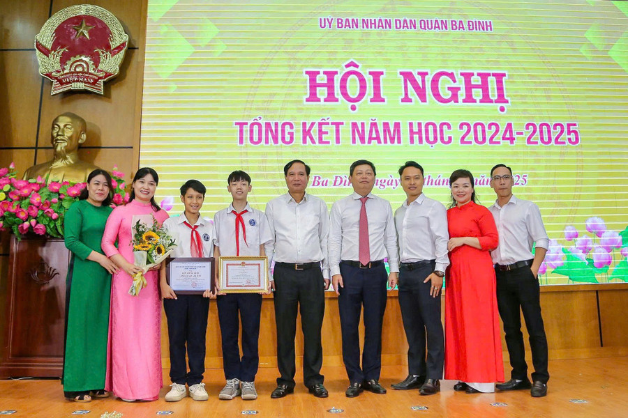 Lãnh đạo quận Ba Đình chúc mừng các em học sinh Trường THCS Nguyễn Công Trứ. d-10.jpg