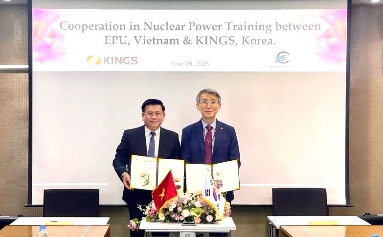 PGS.TS Đinh Văn Châu - Hiệu trưởng Trường Đại học Điện lực ký kết hợp tác với Giáo sư Lim Hak-kyu – Quyền Hiệu trưởng KINGS.