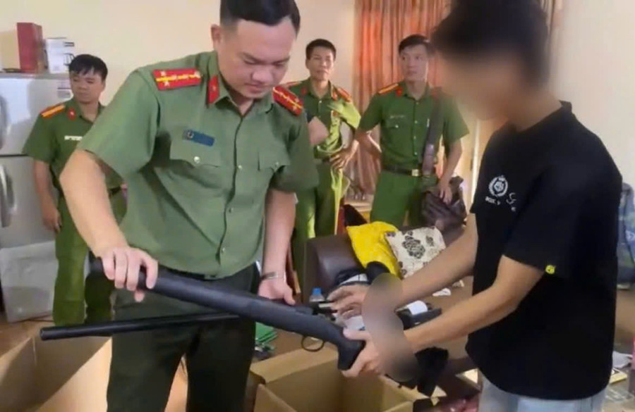 Công an kiểm tra, phát hiện số lượng lớn súng bắn đạn nhựa, bi sắt tại nhà P.V.C. z6964159200762-a923d6ce0a115b54b16c7ecc4e6bb9d8.jpg