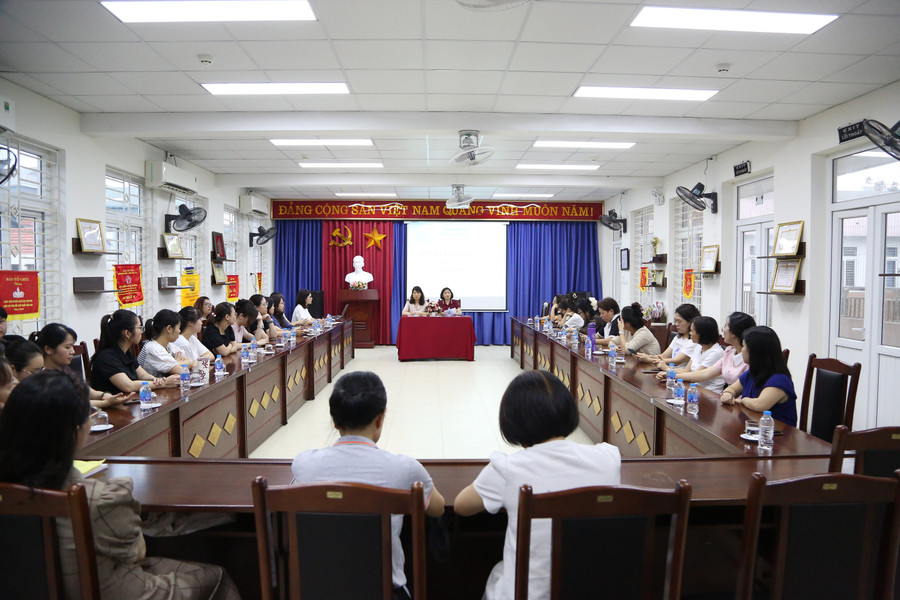 Ban Giám hiệu Trường Tiểu học Vạn Phúc họp với Đại diện cha mẹ học sinh.