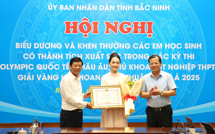Phó Chủ tịch UBND tỉnh Bắc Ninh Phan Thế Tuấn (ngoài cùng bên phải) và Phó Chủ tịch UBND tỉnh Ngô Tân Phượng trao Bằng khen cho em Nguyễn Thị Minh Ngọc. b-4.jpg