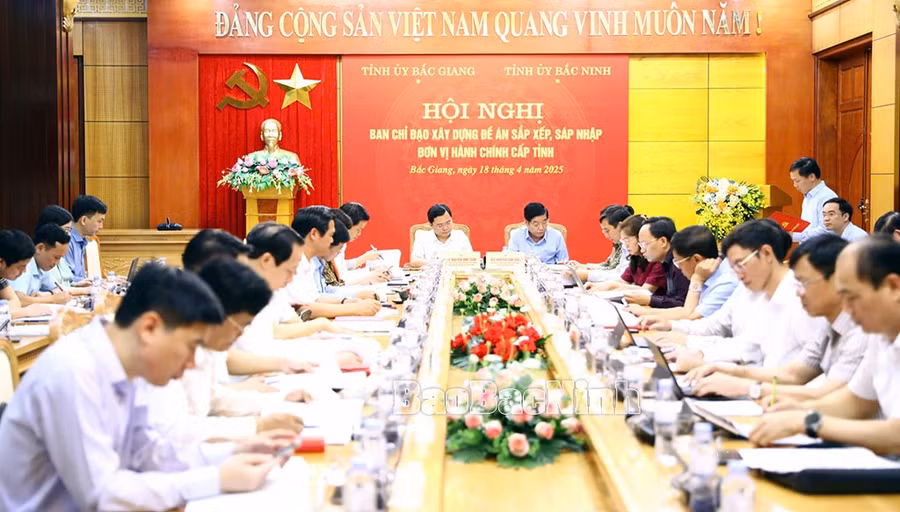 Bí thư Tỉnh ủy Bắc Giang Nguyễn Văn Gấu và Bí thư Tỉnh ủy Bắc Ninh Nguyễn Anh Tuấn chủ trì hội nghị.