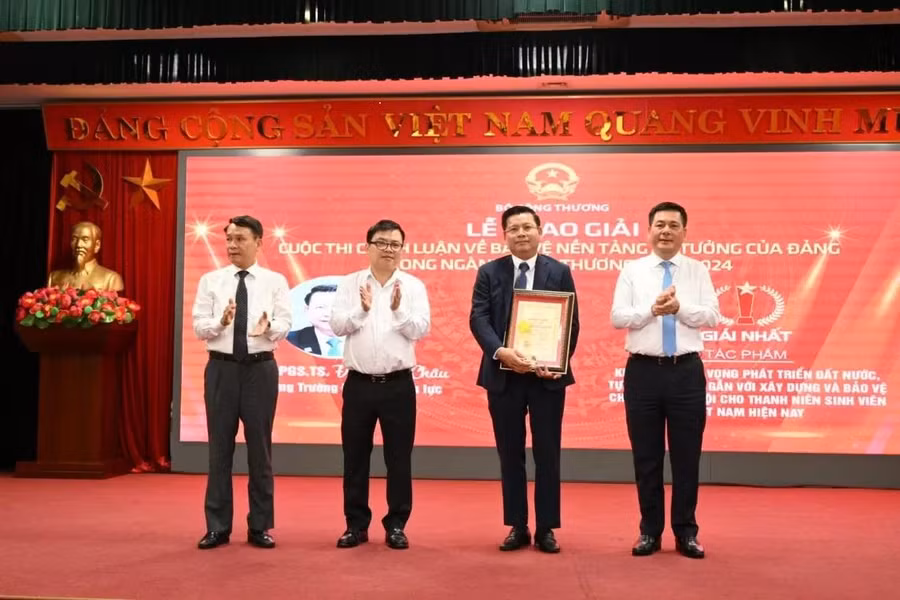 Bộ trưởng Bộ Công Thương trao chứng nhận giải Nhất cho PGS.TS Đinh Văn Châu.