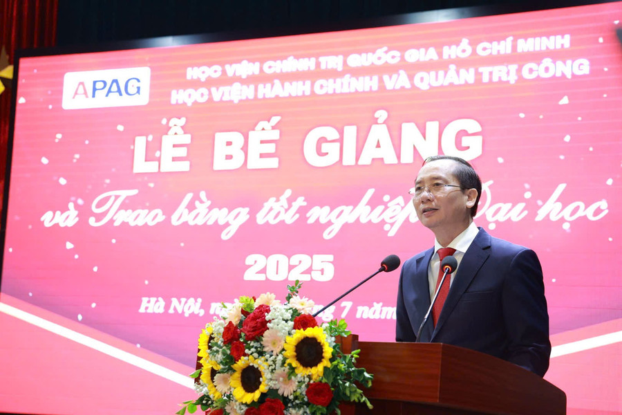PGS.TS Nguyễn Bá Chiến, Giám đốc Học viện Hành chính và Quản trị công phát biểu tại lễ bế giảng. c-1.jpg