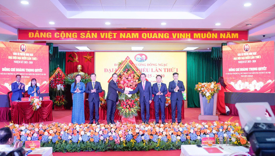 Chủ nhiệm Ủy ban Kiểm tra Thành ủy Hà Nội Hoàng Trọng Quyết tặng hoa chúc mừng Đại hội.